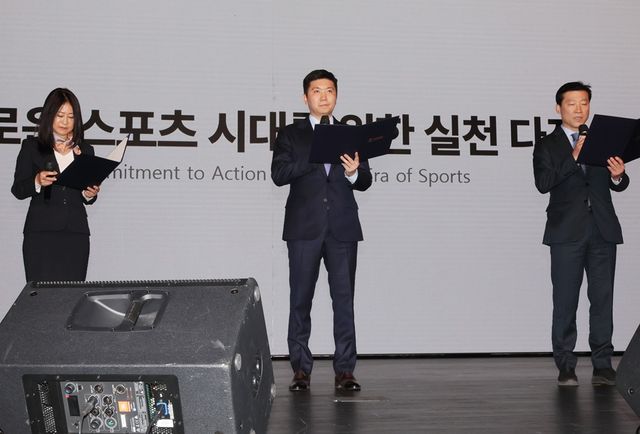 김나미(왼쪽) 대한체육회 신임 사무총장이 27일 서울 용산구 한남동 그랜드 하얏트 호텔에서 유승민(가운데) 대한체육회장, 김택수 진천국가대표 선수촌장과 새로운 스포츠 시대를 위한 실천 다짐을 낭독했다. 사진 연합뉴스