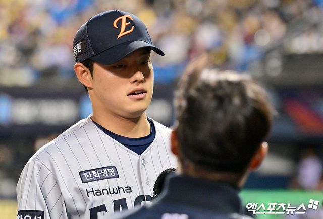 한화 투수 문동주는 27일 잠실구장에서 열린 '2025 신한 SOL Bank KBO 리그' LG와 정규시즌 3차전 맞대결에서 선발 등판했다. 시즌 첫 등판에서 최종 성적 5이닝 무실점으로 깔끔한 투구를 선보였다. 포심 패스트볼 최고 구속은 158㎞를 기록했다. 잠실, 엑스포츠뉴스 김한준 기자