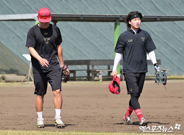 3일 오후 일본 오키나와 킨 구장에서 열리는 KT 위즈와 KIA 타이거즈의 연습경기, 펑고 훈련을 마친 KIA 김도영과 박찬호가 구장을 나서고 있다. 엑스포츠뉴스 DB