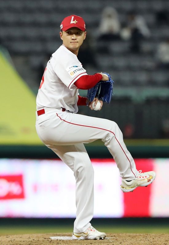 SSG 랜더스 좌완 김건우가 27일 문학 롯데전에서 구원 등판해 7탈삼진 쾌투로 데뷔 첫 승까지 달성했다. SSG 랜더스