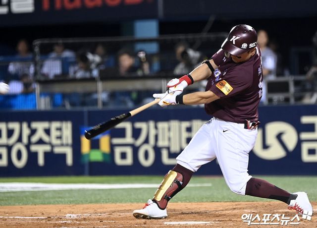 5일 오후 서울 송파구 잠실야구장에서 열린 '2024 신한 SOL Bank KBO리그' 키움 히어로즈와 LG 트윈스의 경기, 5회초 1사 2루 키움 최주환이 1타점 적시타를 날리고 있다. 엑스포츠뉴스 DB