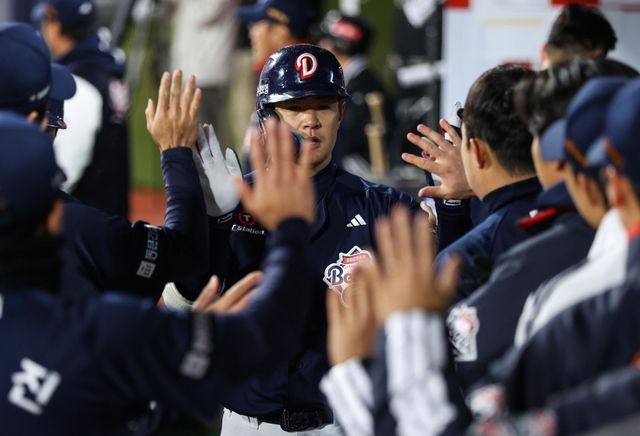 두산 베어스 김재환이 27일 수원 KT 위즈전에서 홈런을 친 뒤 동료들의 축하를 받고 있다. 두산 베어스