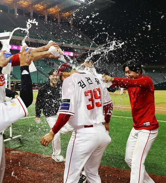 SSG 랜더스 좌완 김건우가 27일 문학 롯데전에서 구원 등판해 7탈삼진 쾌투로 데뷔 첫 승까지 달성했다. SSG 랜더스