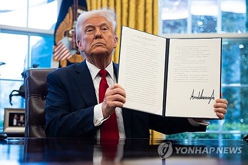 영국 매체 더선이 26일(한국시간) 4회 연속 월드컵 본선 진출에 성공한 이란이 2026 국제축구연맹(FIFA) 북중미 월드컵(캐나다-미국-멕시코 공동개최)에 출전하지 못할 가능성을 제기했다. 연합뉴스