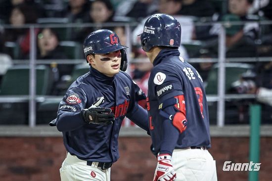 롯데 자이언츠가 올 시즌 초반 팀 타선 집단 슬럼프 속에 리그 최하위로 추락했다. 롯데 자이언츠
