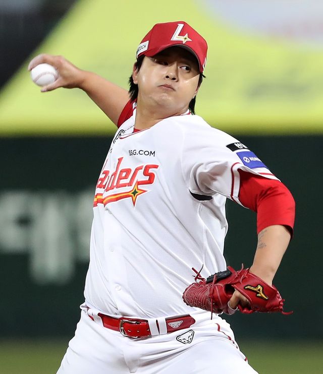 SSG 랜더스 구원투수 김민이 올해 정규시즌 경기에 등판해 투구하고 있다. SSG 랜더스