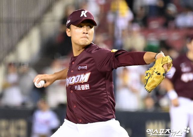 14일 오후 서울 송파구 잠실야구장에서 열린 '2024 신한 SOL Bank KBO리그' 키움 히어로즈와 LG 트윈스의 경기, 9회말 키움 박윤성이 공을 힘차게 던지고 있다. 엑스포츠뉴스 DB