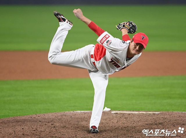 28일 오후 광주기아챔피언스필드에서 열린 '2024 신한 SOL Bank KBO 한국시리즈' 삼성 라이온즈와 KIA 타이거즈의 5차전 경기, 8회초 2사 1,3루 KIA 전상현이 역투하고 있다. 엑스포츠뉴스 DB