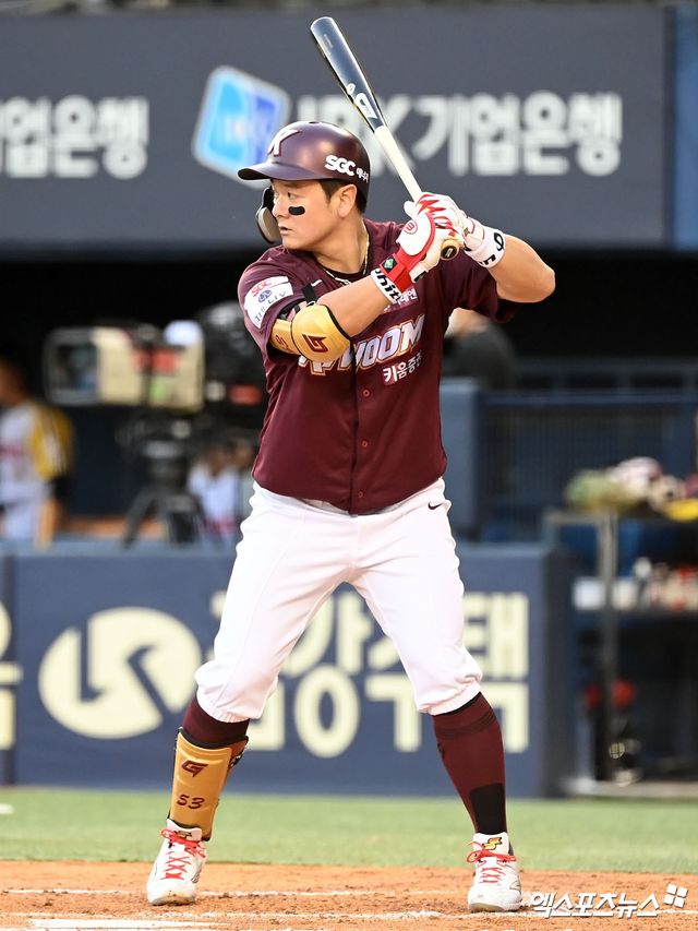 14일 오후 서울 송파구 잠실야구장에서 열린 '2024 신한 SOL Bank KBO리그' 키움 히어로즈와 LG 트윈스의 경기, 2회초 키움 최주환이 타격을 준비하고 있다. 엑스포츠뉴스 DB