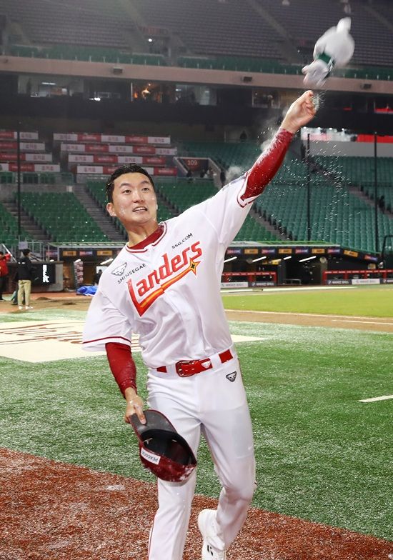 SSG 랜더스 좌완 김건우가 27일 문학 롯데전에서 구원 등판해 7탈삼진 쾌투로 데뷔 첫 승까지 달성했다. SSG 랜더스