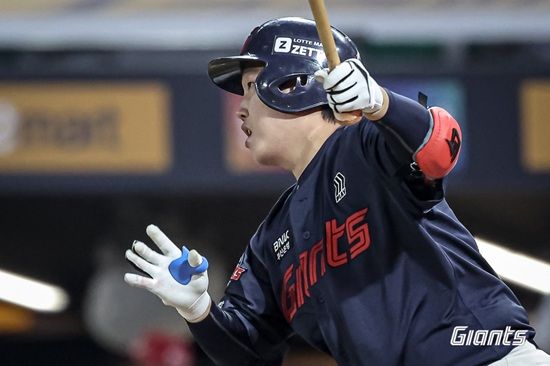 롯데 자이언츠가 올 시즌 초반 팀 타선 집단 슬럼프 속에 리그 최하위로 추락했다. 롯데 자이언츠