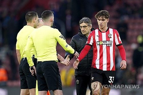 영국 매체 '텔레그래프'가 26일(한국시간) 사우샘프턴이 프리미어리그에서 많은 관심을 받는 유망주 타일러 디블링에게 1억 파운드(약 1893억원) 이상의 이적료를 요구할 거라고 보도했다.&nbsp;연합뉴스