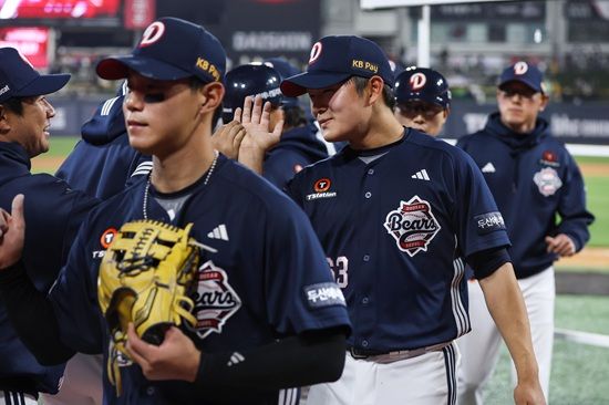 두산 베어스 마무리 투수 김택연이 지난 26일 수원 KT전에서 시즌 첫 등판에 나서 한 점 차 세이브 상황을 지켰다. 두산은 이날 승리로 개막 3연패에서 탈출했다. 두산 베어스