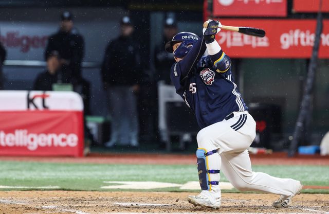 두산 베어스 김기연이 27일 수원 KT 위즈전에서 적시타를 치고 있다. 두산 베어스