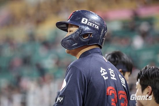 롯데 자이언츠가 올 시즌 초반 팀 타선 집단 슬럼프 속에 리그 최하위로 추락했다. 롯데 자이언츠