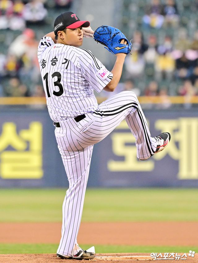 LG 투수 송승기는 27일 잠실구장에서 열린 '2025 신한 SOL Bank KBO 리그' 한화와 정규시즌 3차전 맞대결에서 선발 등판했다. 최고 구속 시속 150㎞ 강속구를 앞세워 최종 성적 7이닝 무실점을 기록. 생애 첫 선발 등판부터 확실한 눈도장을 찍었다. 잠실, 엑스포츠뉴스 김한준 기자