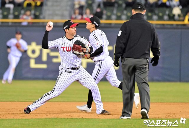 한화와 LG 모두 득점 기회에서 후속타 불발로 점수를 뽑아내지 못했다. 사진은 한화의 8회초 1사 1루 대타 최인호를 병살타로 잡아내는 LG 야수진 수비 장면. 잠실, 엑스포츠뉴스 김한준 기자