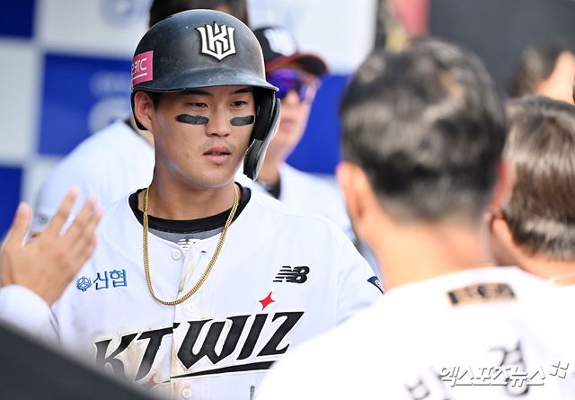 KT 위즈 배정대가 경기에 출전해 득점한 뒤 동료들의 축하를 받고 있다. 엑스포츠뉴스 DB