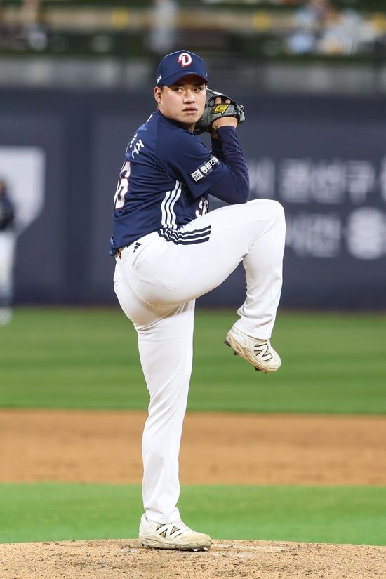 두산 베어스 투수 김호준이 지난 26일 수원 KT전에서 구원 등판해 데뷔 첫 홀드를 달성했다. 두산 베어스