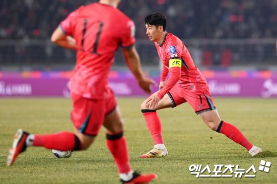 축구대표팀 주장 손흥민이 지난 20일 고양종합운동장에서 열린 2026 FIFA 북중미 월드컵 아시아 3차예선 오만과의 경기에서 뛰고 있는 모습. 사진 엑스포츠뉴스 DB