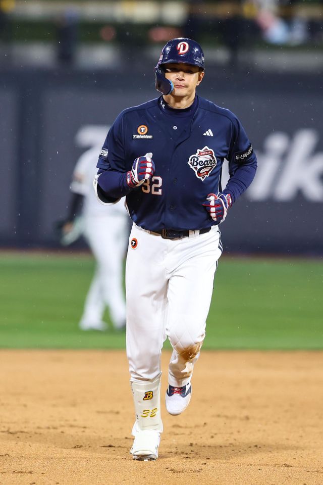 두산 베어스 김재환이 27일 수원 KT 위즈전에서 홈런을 친 뒤 베이스를 돌고 있다. 두산 베어스