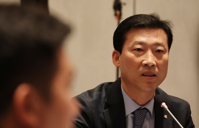 김택수 신임 진천 국가대표 선수촌장이 27일 서울 용산구 한남동 그랜드 하얏트에서 열린 대한체육회 1차 이사회에 참석해 발언하고 있다. 사진 연합뉴스