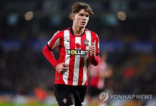 영국 매체 '텔레그래프'가 26일(한국시간) 사우샘프턴이 프리미어리그에서 많은 관심을 받는 유망주 타일러 디블링에게 1억 파운드(약 1893억원) 이상의 이적료를 요구할 거라고 보도했다.&nbsp;연합뉴스