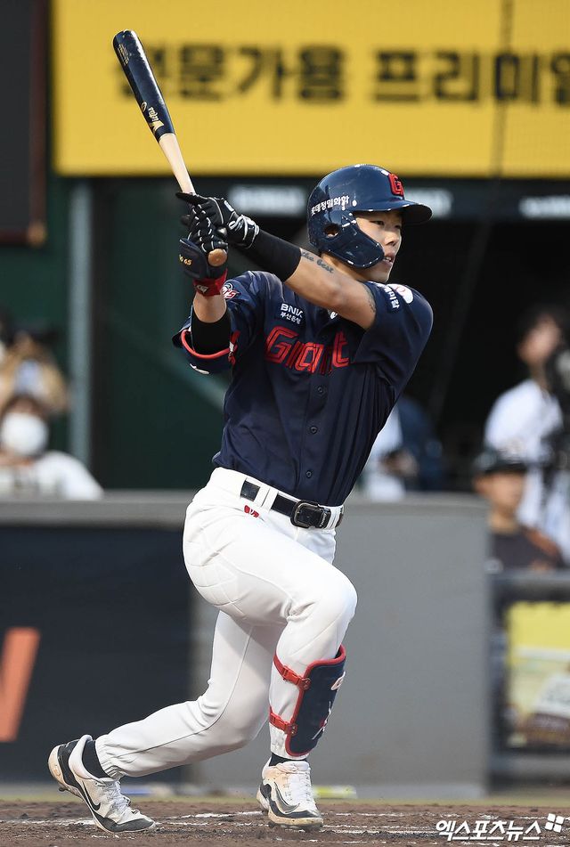 롯데 자이언츠 내야수 고승민이 우측 옆구리 내복사근 염좌 진단을 받으면서 지난 26일 1군 엔트리에서 말소됐다. 사진 엑스포츠뉴스 DB