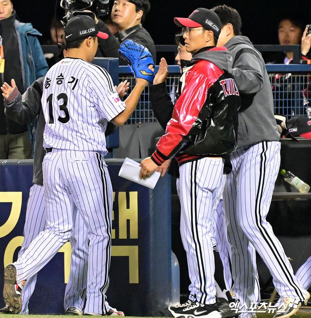 LG 투수 송승기(13번)는 27일 잠실구장에서 열린 '2025 신한 SOL Bank KBO 리그' 한화와 정규시즌 3차전 맞대결에서 선발 등판했다. 최고 구속 시속 150㎞ 강속구를 앞세워 최종 성적 7이닝 무실점을 기록. 생애 첫 선발 등판부터 확실한 눈도장을 찍었다. 잠실, 엑스포츠뉴스 김한준 기자