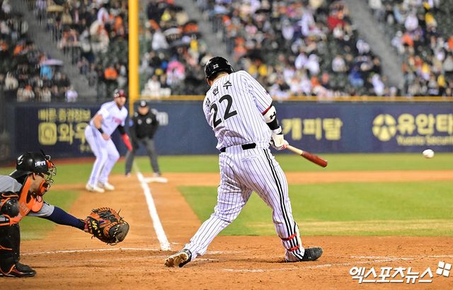 LG 외야수 김현수는 27일 잠실구장에서 열린 '2025 신한 SOL Bank KBO 리그' 한화와 정규시즌 3차전 맞대결에서 6번 지명타자로 선발 출전했다. 8회말 12타수 연속 무안타를 끊어내며 2타점 적시타로 결승타를 기록했다. 잠실, 엑스포츠뉴스 김한준 기자