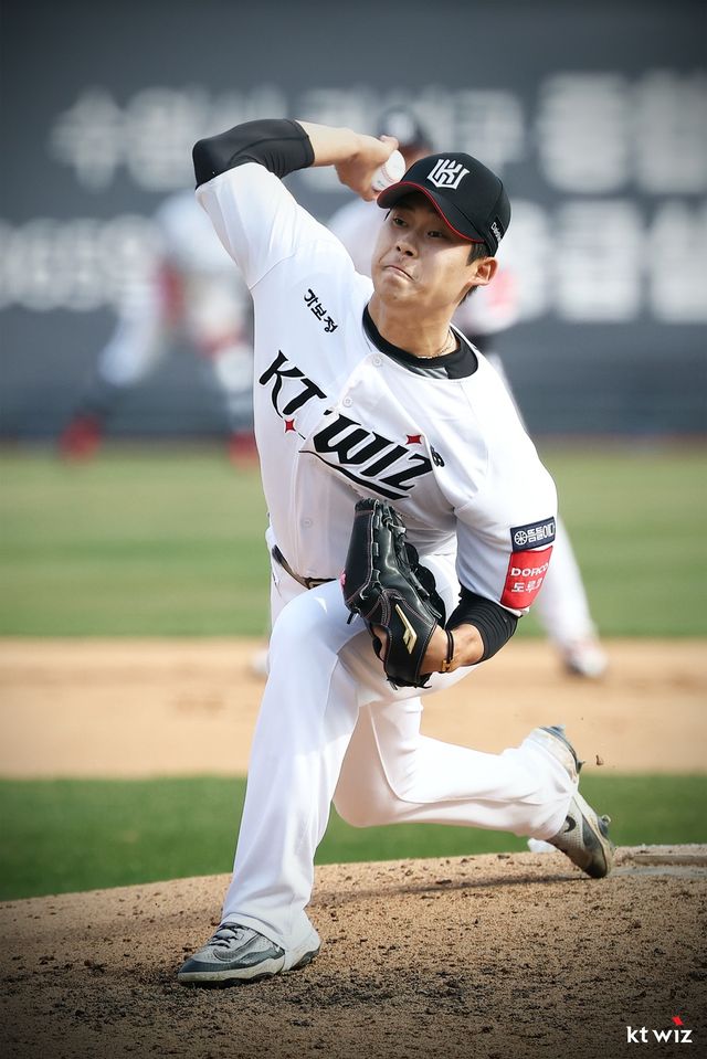 KT 위즈 마무리투수 박영현이 올해 정규시즌 경기에 등판해 역투하고 있다. KT 위즈