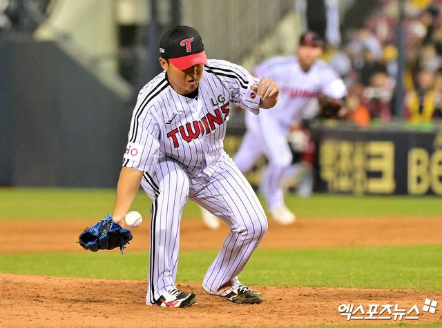 LG 투수 송승기는 27일 잠실구장에서 열린 '2025 신한 SOL Bank KBO 리그' 한화와 정규시즌 3차전 맞대결에서 선발 등판했다. 최고 구속 시속 150㎞ 강속구를 앞세워 최종 성적 7이닝 무실점을 기록. 생애 첫 선발 등판부터 확실한 눈도장을 찍었다. 잠실, 엑스포츠뉴스 김한준 기자