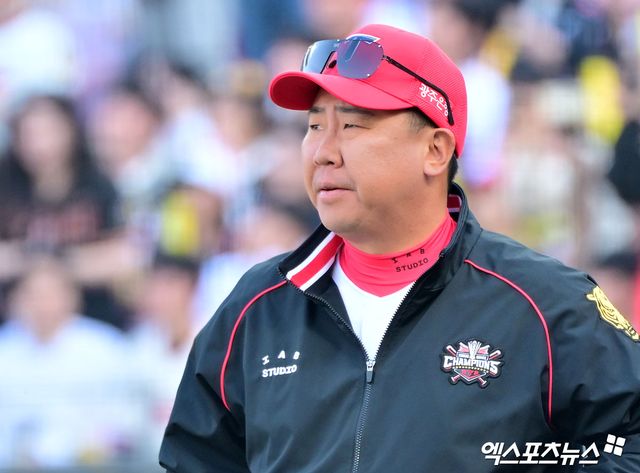 22일 오후 광주기아챔피언스필드에서 열린 '2025 신한 SOL Bank KBO리그' NC 다이노스와 KIA 타이거즈의 개막전 경기, KIA가 8회에만 8점을 몰아치며 NC에 9:2 승리를 거뒀다. 이날 경기에서 승리한 KIA 이범호 감독이 그라운드를 보고 있다. 엑스포츠뉴스 DB