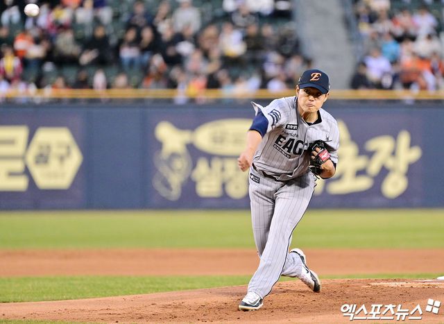 한화 투수 문동주는 27일 잠실구장에서 열린 '2025 신한 SOL Bank KBO 리그' LG와 정규시즌 3차전 맞대결에서 선발 등판했다. 시즌 첫 등판에서 최종 성적 5이닝 무실점으로 깔끔한 투구를 선보였다. 포심 패스트볼 최고 구속은 158㎞를 기록했다. 잠실, 엑스포츠뉴스 김한준 기자