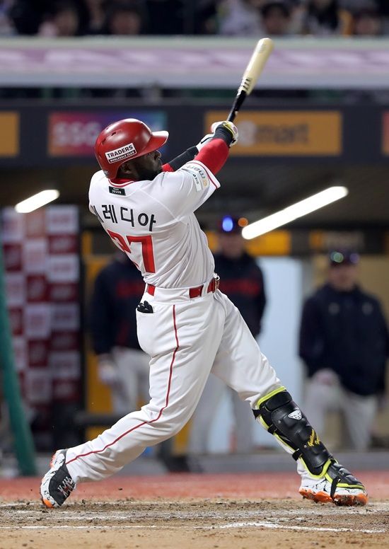 SSG 랜더스가 깜짝 호투한 김건우의 데뷔 첫 승과 함께 주중 위닝 시리즈를 확정했다. SSG 랜더스