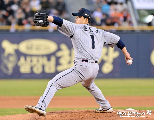 한화 투수 문동주는 27일 잠실구장에서 열린 '2025 신한 SOL Bank KBO 리그' LG와 정규시즌 3차전 맞대결에서 선발 등판했다. 시즌 첫 등판에서 최종 성적 5이닝 무실점으로 깔끔한 투구를 선보였다. 포심 패스트볼 최고 구속은 158㎞를 기록했다. 잠실, 엑스포츠뉴스 김한준 기자