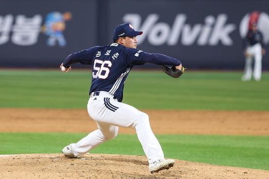 두산 베어스 투수 김호준이 지난 26일 수원 KT전에서 구원 등판해 데뷔 첫 홀드를 달성했다. 두산 베어스