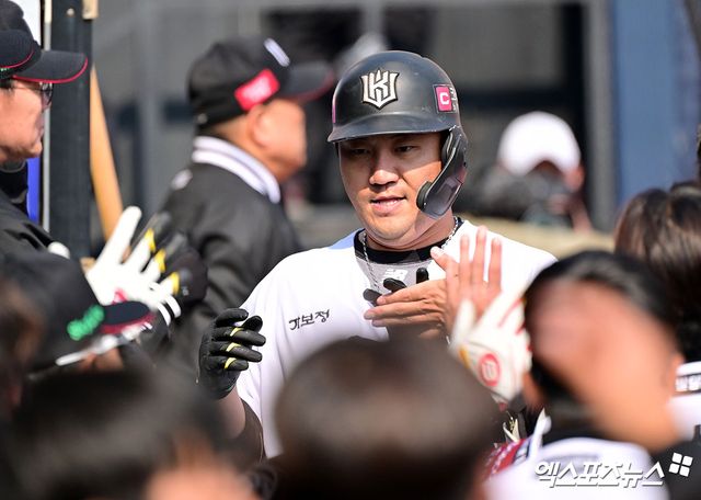 KT 위즈 장성우가 경기에 출전해 득점 후 동료들의 축하를 받고 있다. 엑스포츠뉴스 DB