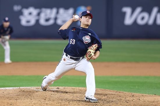 두산 베어스 마무리 투수 김택연이 지난 26일 수원 KT전에서 시즌 첫 등판에 나서 한 점 차 세이브 상황을 지켰다. 두산은 이날 승리로 개막 3연패에서 탈출했다. 두산 베어스