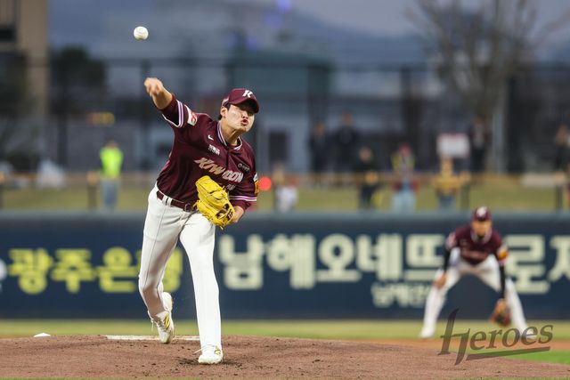 27일 오후 광주-KIA챔피언스필드에서 열린 '2025 신한 SOL Bank KBO리그' 키움 히어로즈와 KIA 타이거즈의 경기, 키움 선발투수 윤현이 공을 힘차게 던지고 있다. 키움 히어로즈