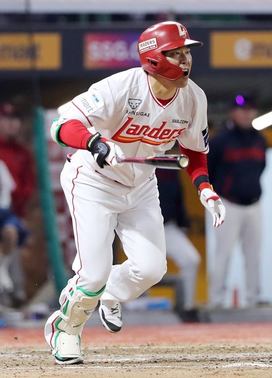 SSG 랜더스가 깜짝 호투한 김건우의 데뷔 첫 승과 함께 주중 위닝 시리즈를 확정했다. SSG 랜더스