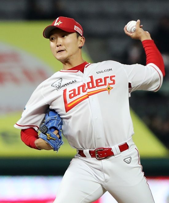 SSG 랜더스 좌완 김건우가 27일 문학 롯데전에서 구원 등판해 7탈삼진 쾌투로 데뷔 첫 승까지 달성했다. SSG 랜더스