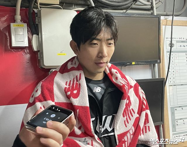 KT 위즈 선발투수 오원석이 27일 수원 두산 베어스전에서 선발승을 챙긴 뒤 인터뷰에 임하고 있다. 수원, 최원영 기자