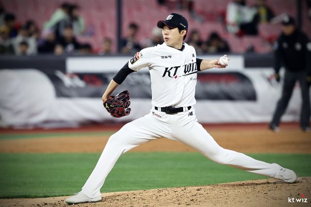 KT 위즈 선발투수 오원석이 27일 수원 두산 베어스전에 선발 등판해 투구하고 있다. KT 위즈