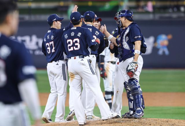 두산 베어스 선수들이 지난 26일 수원 KT 위즈전에서 승리한 뒤 세리머니하고 있다. 두산 베어스