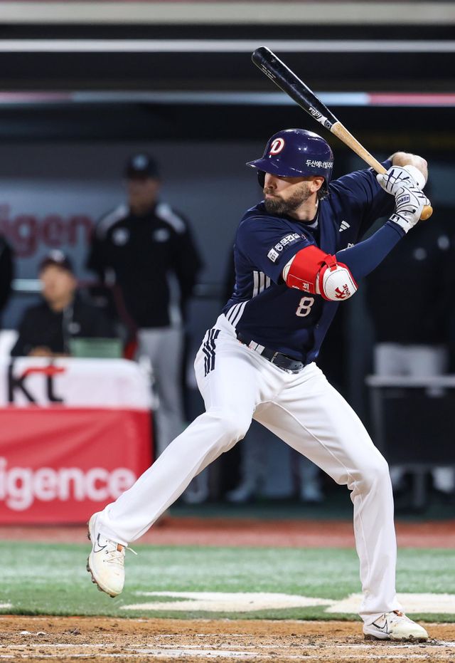 두산 베어스 외인 타자 제이크 케이브가 26일 수원 KT 위즈전에서 타격하고 있다. 두산 베어스