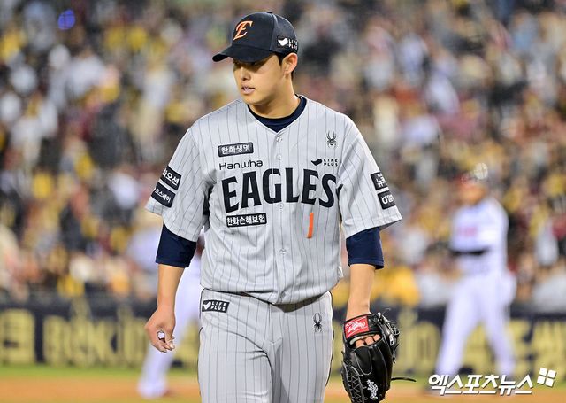 한화 투수 문동주는 27일 잠실구장에서 열린 '2025 신한 SOL Bank KBO 리그' LG와 정규시즌 3차전 맞대결에서 선발 등판했다. 시즌 첫 등판에서 최종 성적 5이닝 무실점으로 깔끔한 투구를 선보였다. 포심 패스트볼 최고 구속은 158㎞를 기록했다. 잠실, 엑스포츠뉴스 김한준 기자