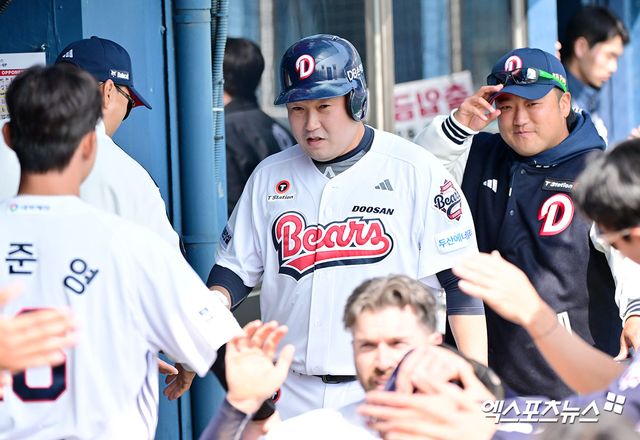 두산 베어스 양의지가 시범경기에서 득점 후 동료들의 축하를 받고 있다. 엑스포츠뉴스 DB