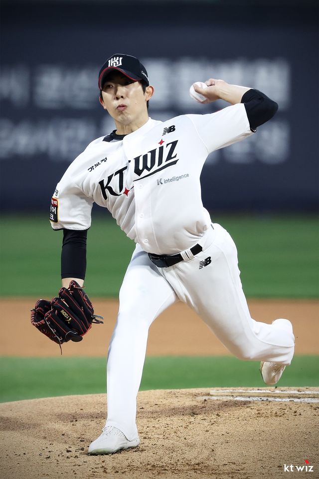 KT 위즈 선발투수 오원석이 27일 수원 두산 베어스전에 선발 등판해 역투하고 있다. KT 위즈