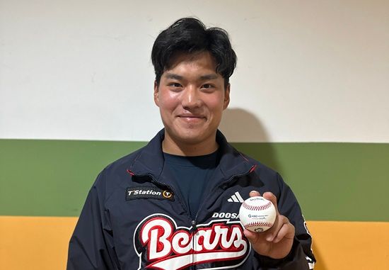 두산 베어스 투수 김호준이 지난 26일 수원 KT전에서 구원 등판해 데뷔 첫 홀드를 달성했다. 두산 베어스